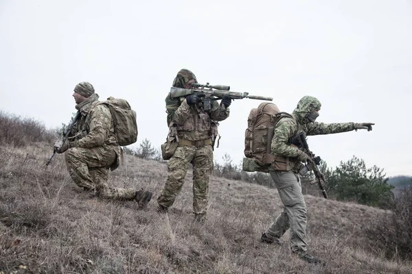 Katonai hadsereg katonái csapat tagjai járőröznek. — Stock Fotó