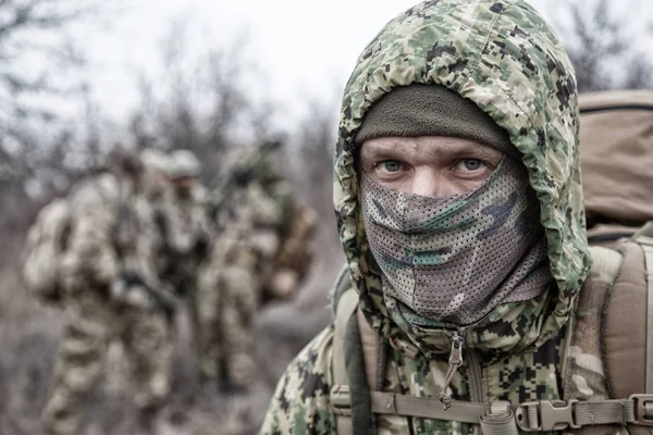 Porträt eines taktischen Gruppenkämpfers der Armee-Elite — Stockfoto