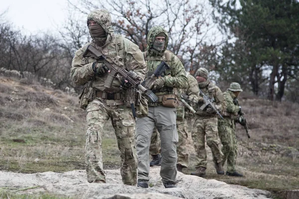 Katonai katonák csapata járőrözik az erdőben. — Stock Fotó