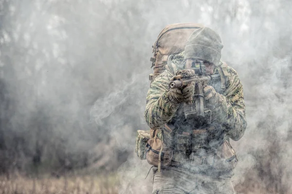 Soldado del ejército atacando enemigos a través de la cortina de humo — Foto de Stock