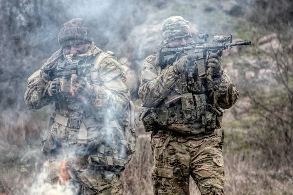 Militaire soldaten vallen vijanden aan door rookgordijnen — Stockfoto