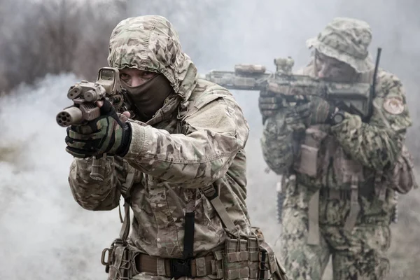 Soldados militares atacando enemigos a través de la cortina de humo — Foto de Stock