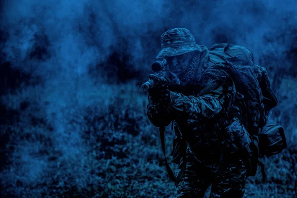 Comando francotirador disparando con rifle por la noche — Foto de Stock