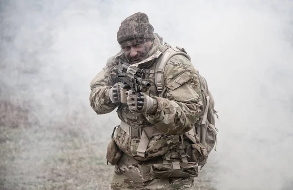 Armé soldat attackerar fiender tråg rökridå — Stockfoto