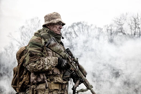 Brutales Kommando Armee-Veteran bewaffnet Scharfschützengewehr — Stockfoto