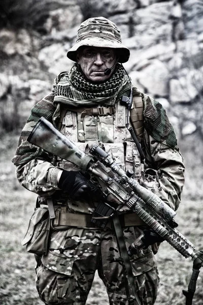 Katonai különleges alakulat veterán szolgálati puskával — Stock Fotó