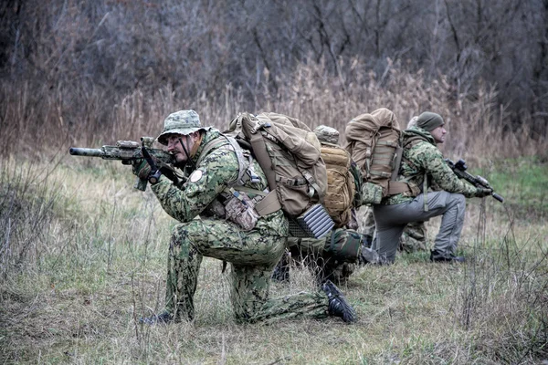 Soldados del ejército táctico militar trabajo en equipo en el bosque — Foto de Stock