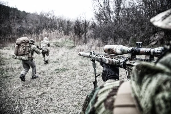 Comando soldados do exército esquadrão de caças correndo na floresta — Fotografia de Stock