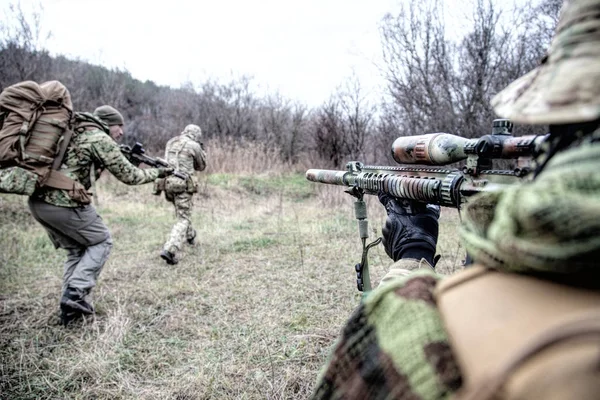 Comando ejército soldados combatientes escuadrón corriendo en el bosque — Foto de Stock