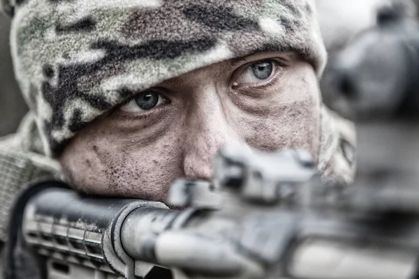 Soldado de infantería del ejército disparando con rifle de servicio —  Fotos de Stock