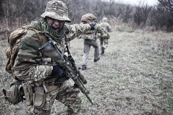 Kommandós katona taktikai csoport vezetője sikoltozik parancsokat — Stock Fotó