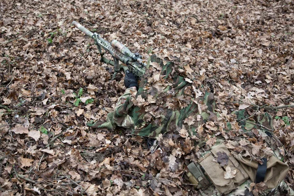 Francotirador del ejército escondido en el suelo en hojas forestales — Foto de Stock