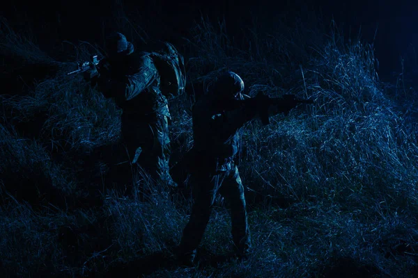 Бойцы тактической группы армии, скрывающиеся в темноте — стоковое фото