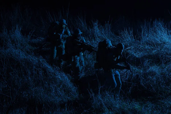 Armé taktiska grupp kämpar smyger i mörker — Stockfoto