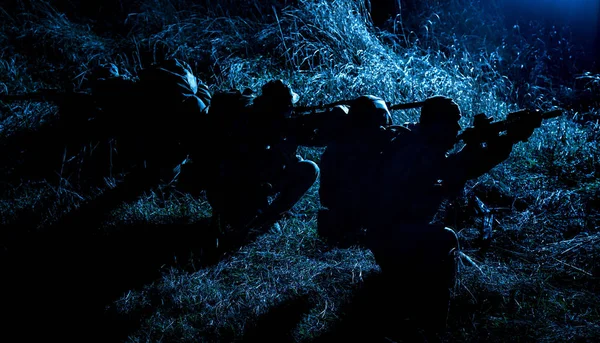 陆军战术小组的战士在黑暗中偷偷摸摸 — 图库照片