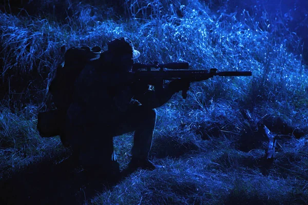 Infantería disparando con rifle de francotirador en la oscuridad — Foto de Stock