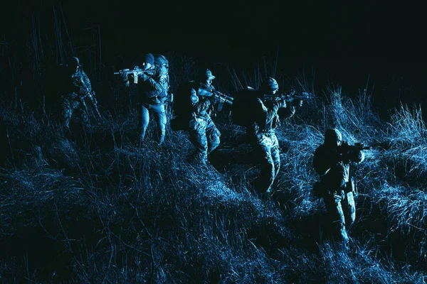 Combattenti del gruppo tattico dell'esercito che si intrufolano nell'oscurità — Foto Stock
