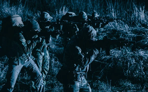 Guardas de fronteira, soldados do exército na patrulha noturna — Fotografia de Stock