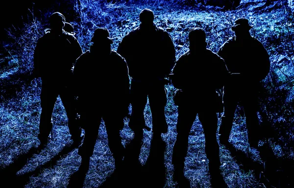 Skupina vojáků komanda jde na noční hlídku — Stock fotografie