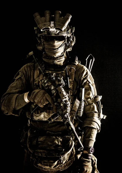 Escuadrón antiterrorista equipado soldado de combate en la oscuridad —  Fotos de Stock