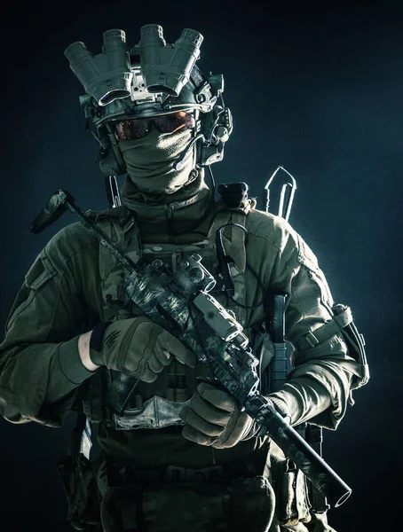 Anti-terörist ekibi karanlıkta donanımlı bir savaşçı asker. — Stok fotoğraf