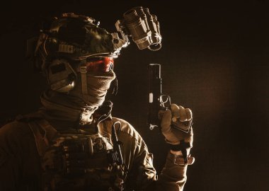 Karanlıkta hizmet tabancasıyla silahlanmış bir savaşçı