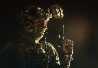 Karanlıkta hizmet tabancasıyla silahlanmış bir savaşçı