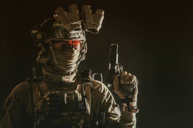 Karanlıkta hizmet tabancasıyla silahlanmış bir savaşçı