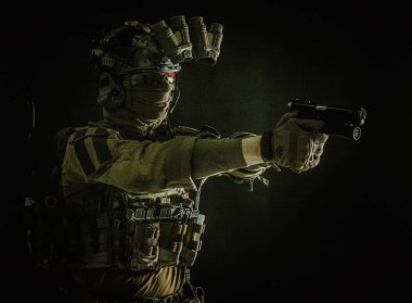 Terörle mücadele mangası savaşçı askeri silah doğrultuyor.