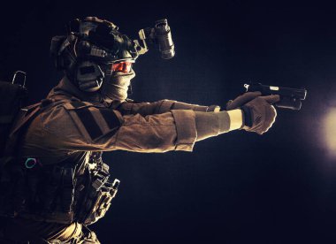 Terörle mücadele mangası savaşçı askeri silah doğrultuyor.