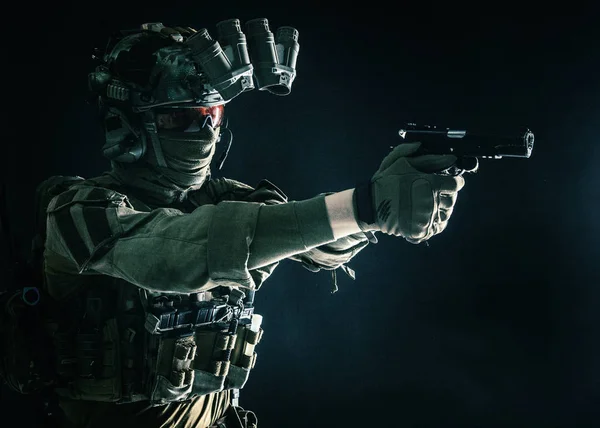 Escuadrón antiterrorista soldado de combate apuntando pistola — Foto de Stock