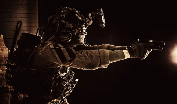 Soldado combatente de esquadrão terrorista apontando pistola — Fotografia de Stock