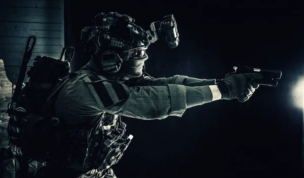Soldado combatente de esquadrão terrorista apontando pistola — Fotografia de Stock