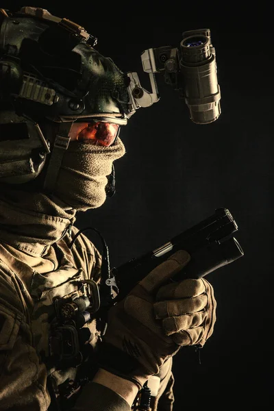 Elite comandante soldado sorrateiro com pistola na mão — Fotografia de Stock