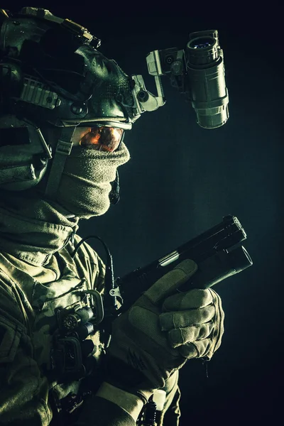 Elite commando soldaat sluipen met pistool in de hand — Stockfoto