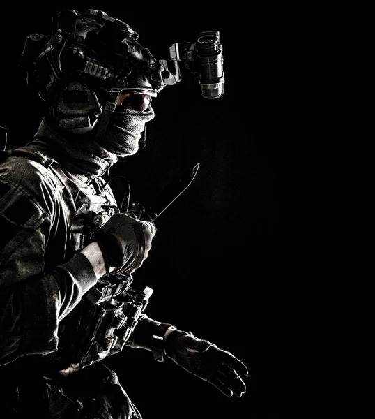 Elite comandante soldado sorrateiro com faca na mão — Fotografia de Stock
