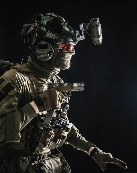 Askerî güvenlik savaşçısı karanlık tarafa sızıyor. — Stok fotoğraf