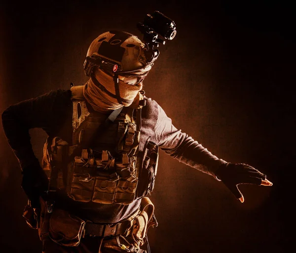 Infanterist der Armee bewegt sich in der Dunkelheit mit Vorsicht — Stockfoto