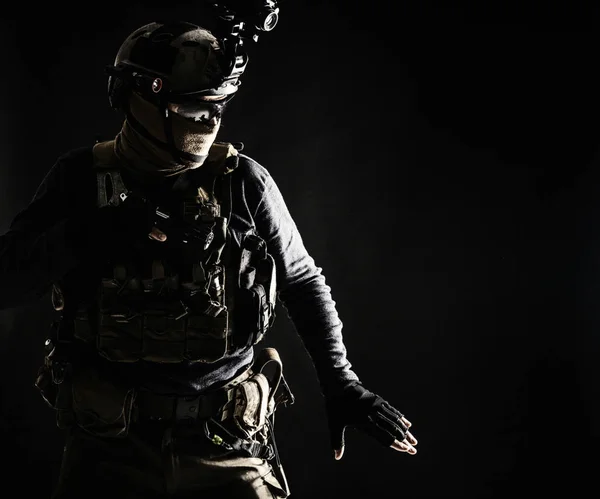 El soldado de infantería se mueve en la oscuridad con precaución — Foto de Stock