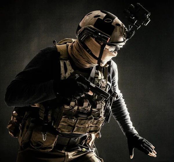 El soldado de infantería se mueve en la oscuridad con precaución — Foto de Stock