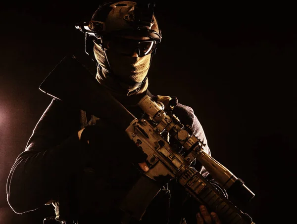 Tirador del ejército con rifle de francotirador en la oscuridad — Foto de Stock