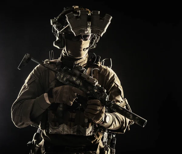 Wojskowe służby bezpieczeństwa strzelec żołnierz studio portret — Zdjęcie stockowe