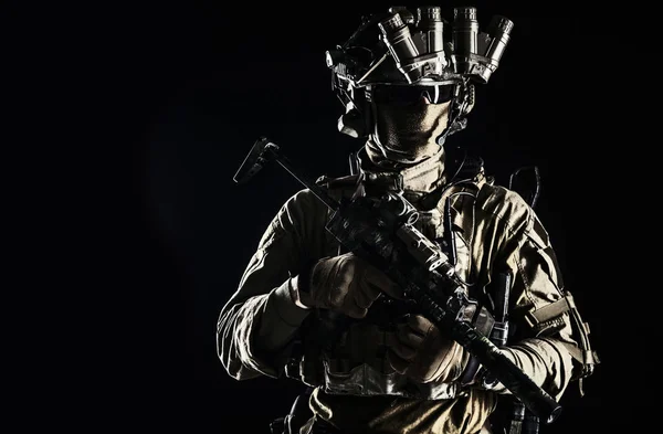 Servizio di sicurezza militare sparatutto soldato studio ritratto — Foto Stock