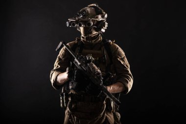Özel harekat savaşçı stüdyo çekimi beyaz