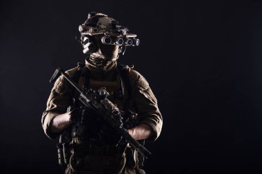 Özel harekat savaşçı stüdyo çekimi beyaz