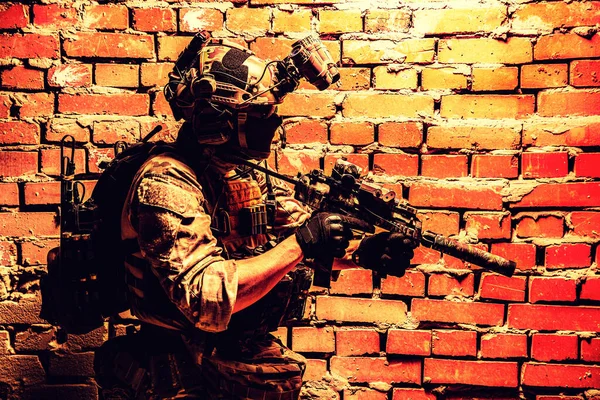 Militär soldat flyttar sqb black ops operation — Stockfoto