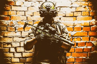 Ordu özel kuvvetler taktik grup savaşçısı karanlıkta.