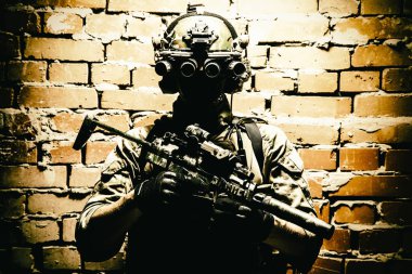 Ordu özel kuvvetler taktik grup savaşçısı karanlıkta.