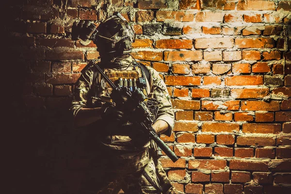 Elitarny żołnierz wojskowy z nowoczesnym uzbrojeniem — Zdjęcie stockowe
