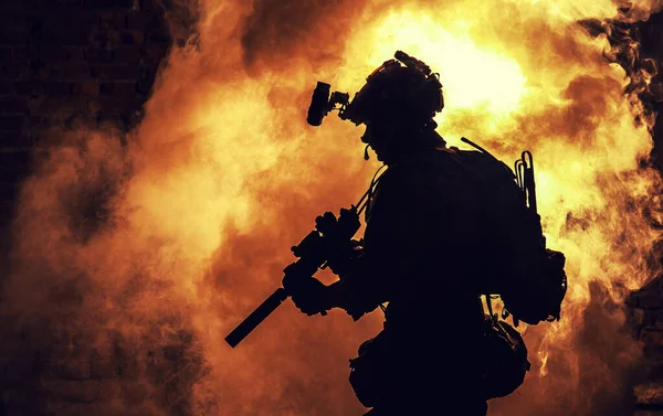 Soldier silhouette on background of fire and smoke — Stock Photo, Image